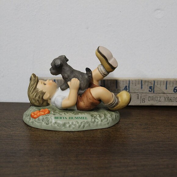 Berta Hummel Figurine "Pals" BH4 Goebel 1996 Boy Playing With Dog With Ball - Picture 7 of 8